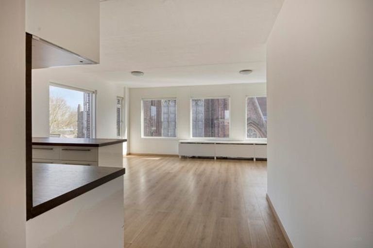 Bright two-room apartment with balcony in the center of Den Bosch - Image 2