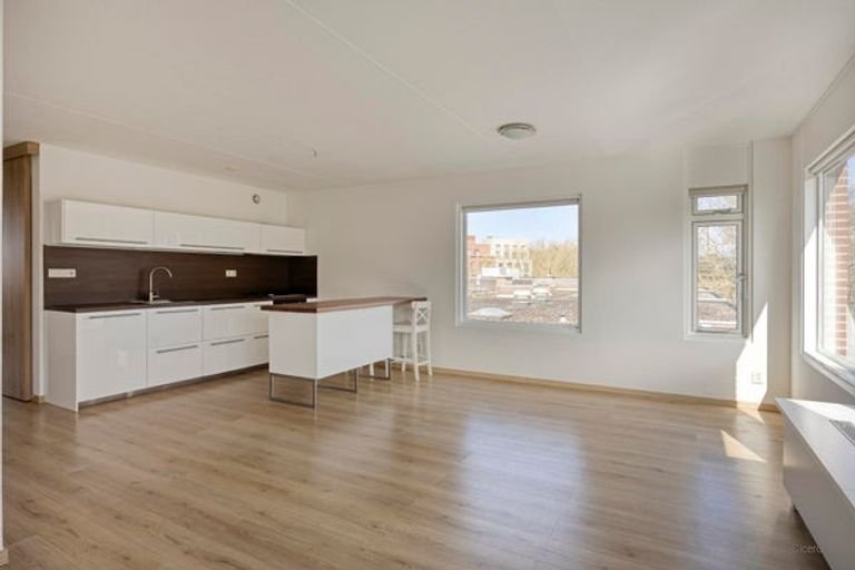 Bright two-room apartment with balcony in the center of Den Bosch - Image 6