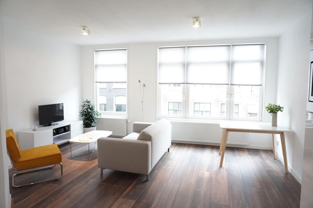 Licht 2-kamerappartement met balkon in de Jordaan - Afbeelding 1