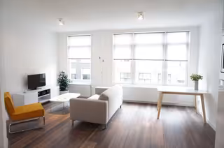 Licht 2-kamerappartement met balkon in de Jordaan