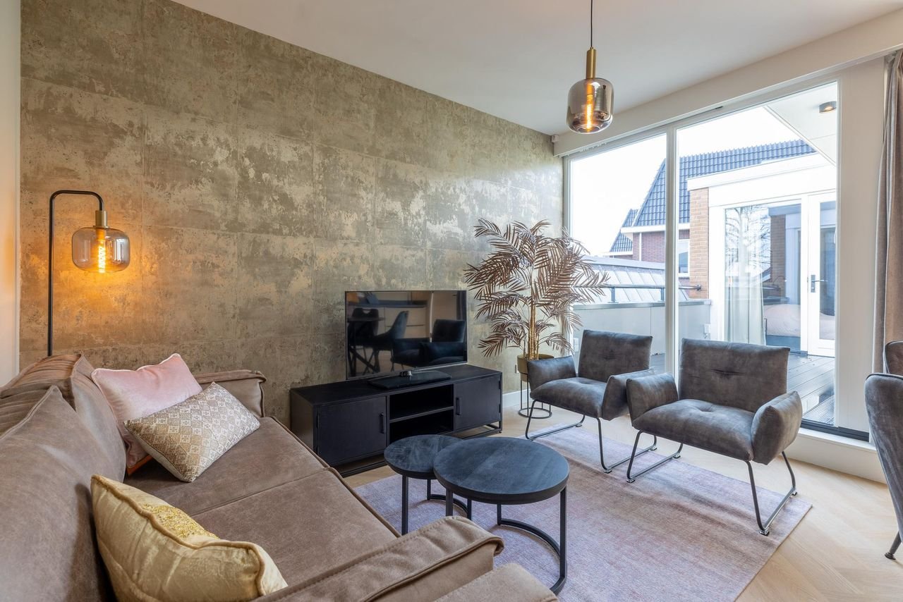 Furnished apartment with mezzanine and parking space in Hilversum - Image 1