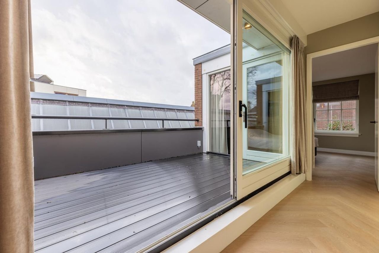 Furnished apartment with mezzanine and parking space in Hilversum - Image 12