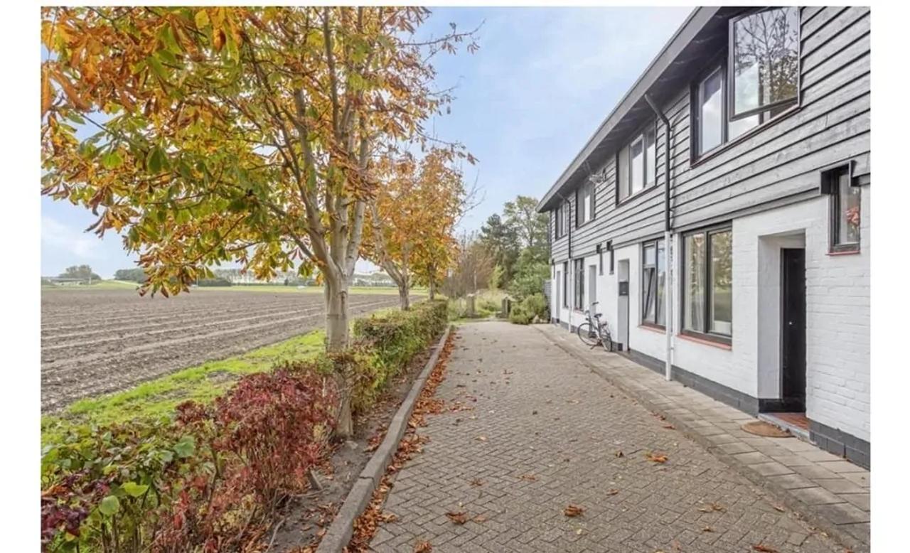 Ground-floor apartment with terrace near the coast - Image 1