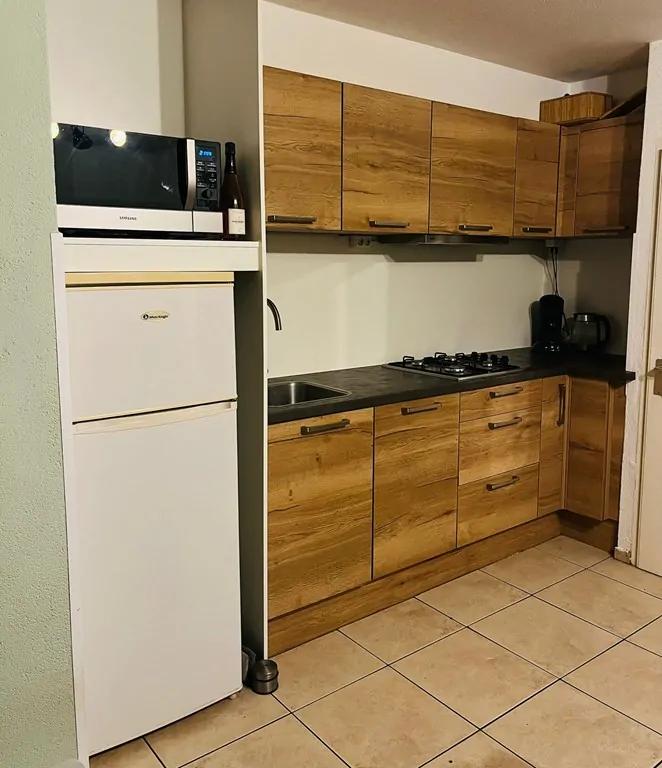 Ground-floor apartment with terrace near the coast - Image 4