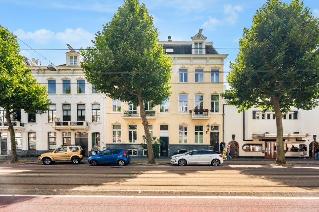 Apartment (358 m²) with 5 bedrooms in the Plantage district - Image 1