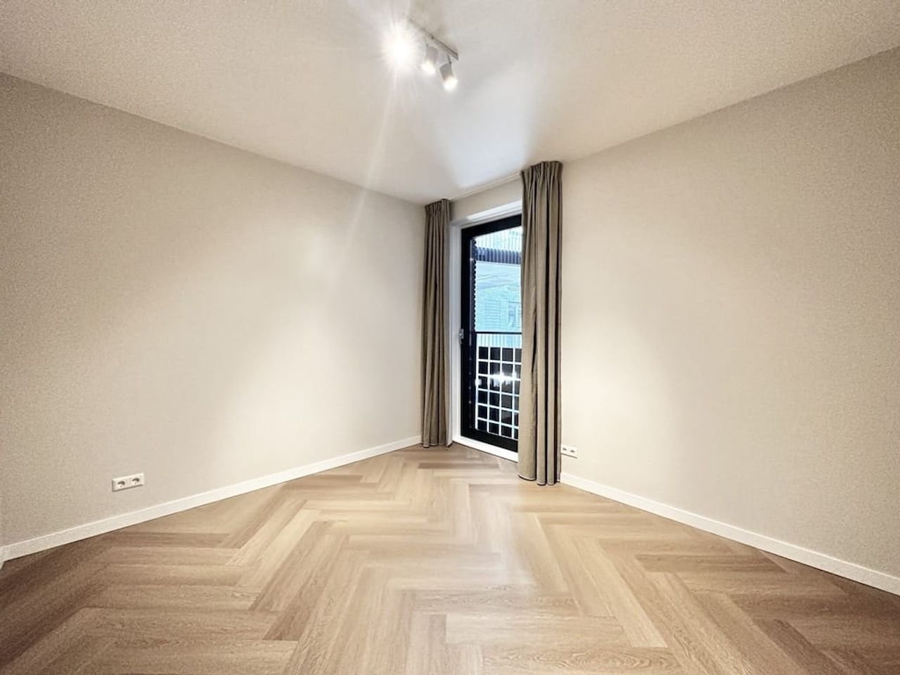 Sustainable 2-bedroom apartment near Sloterdijk Station - Image 11