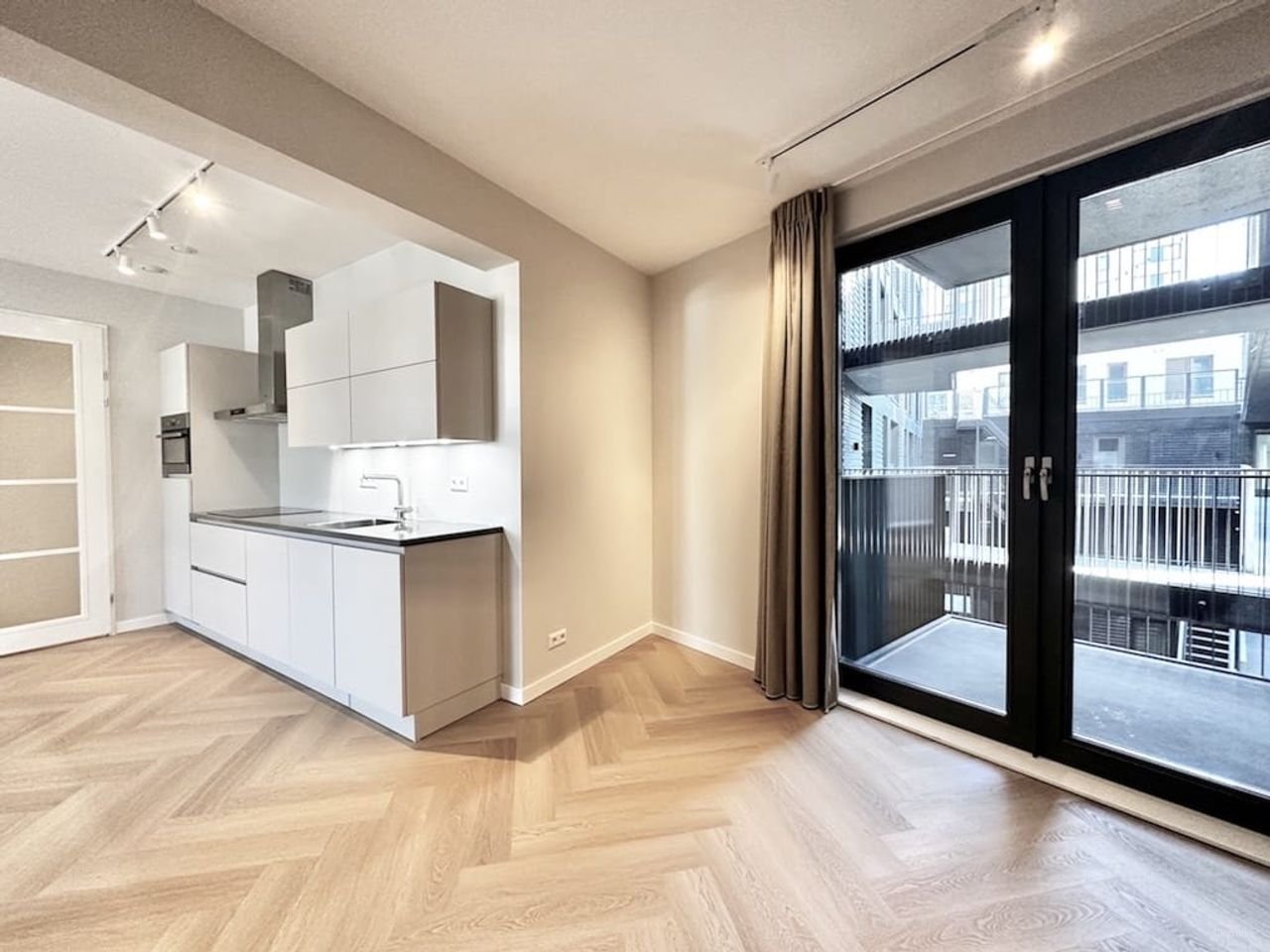 Sustainable 2-bedroom apartment near Sloterdijk Station - Image 1