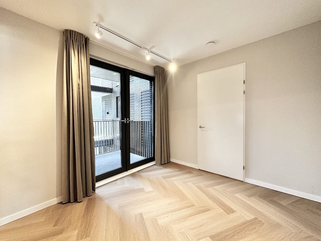 Sustainable 2-bedroom apartment near Sloterdijk Station - Image 9