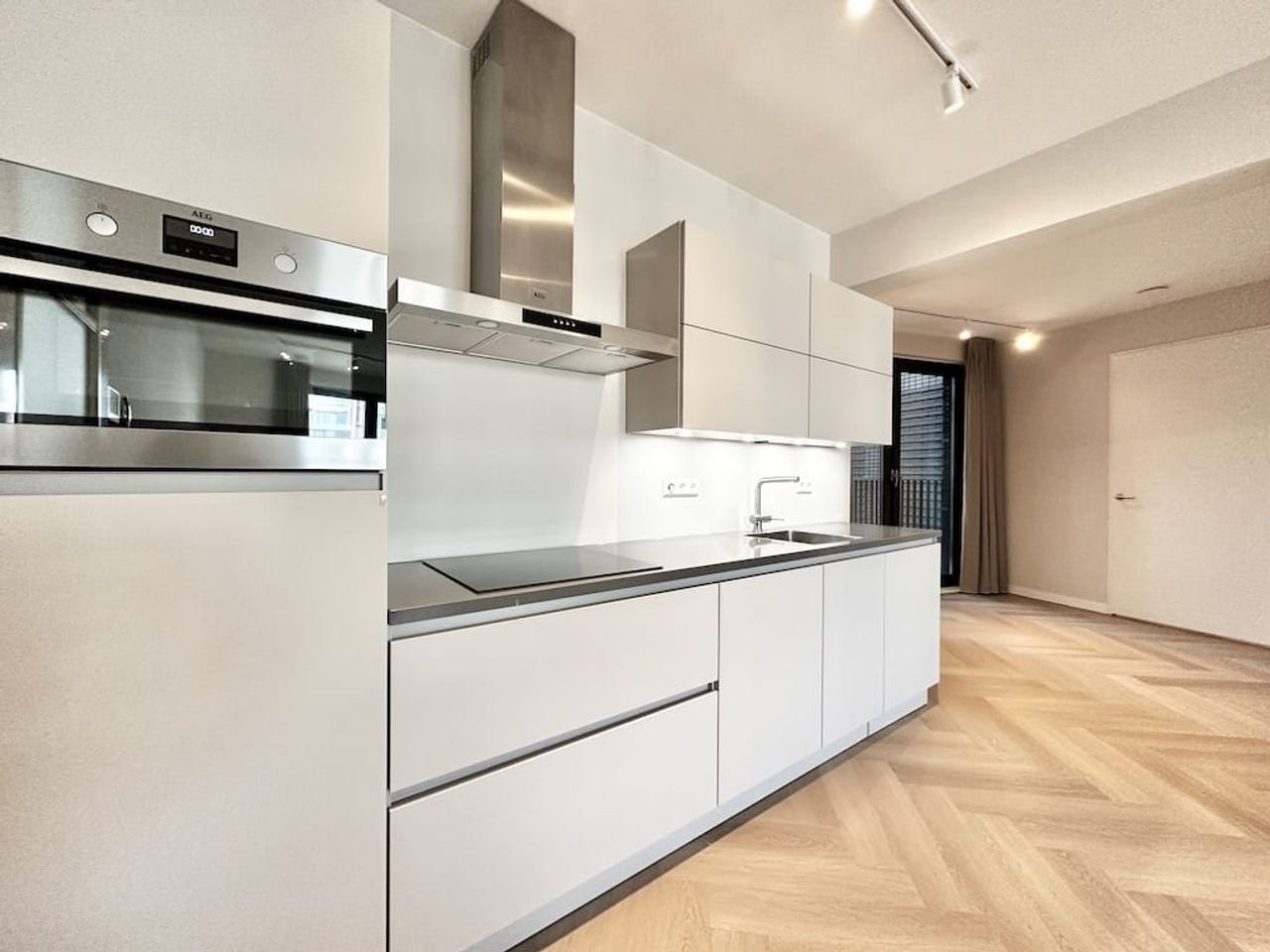 Sustainable 2-bedroom apartment near Sloterdijk Station - Image 3