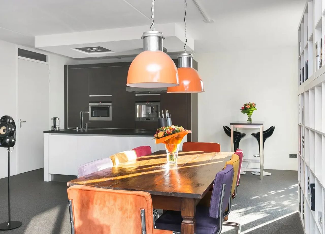 Bright 84m² apartment with roof terrace - Image 3