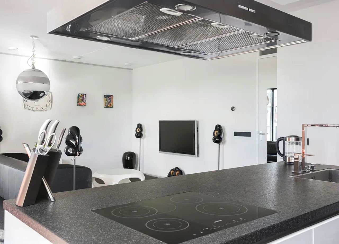 Bright 84m² apartment with roof terrace - Image 7