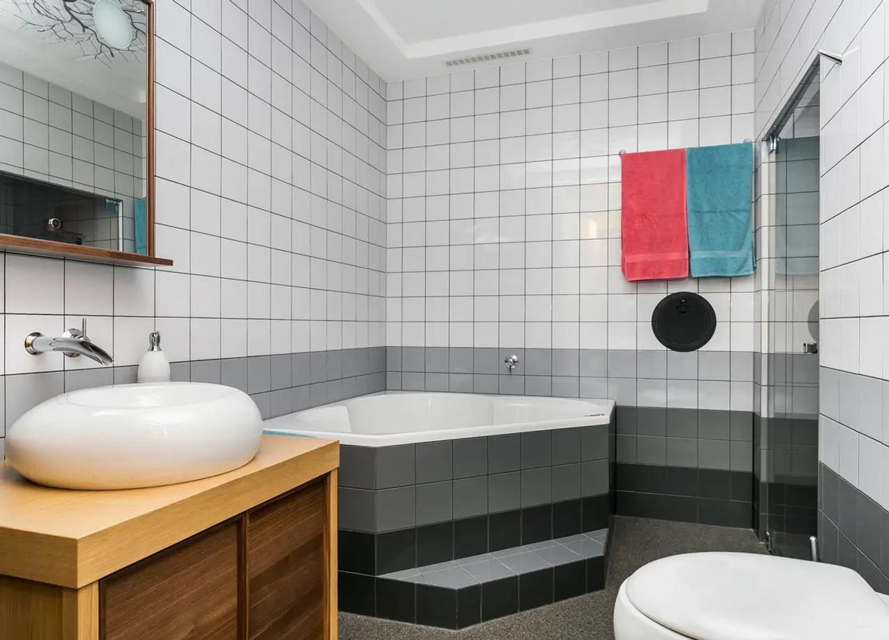 Bright 84m² apartment with roof terrace - Image 16