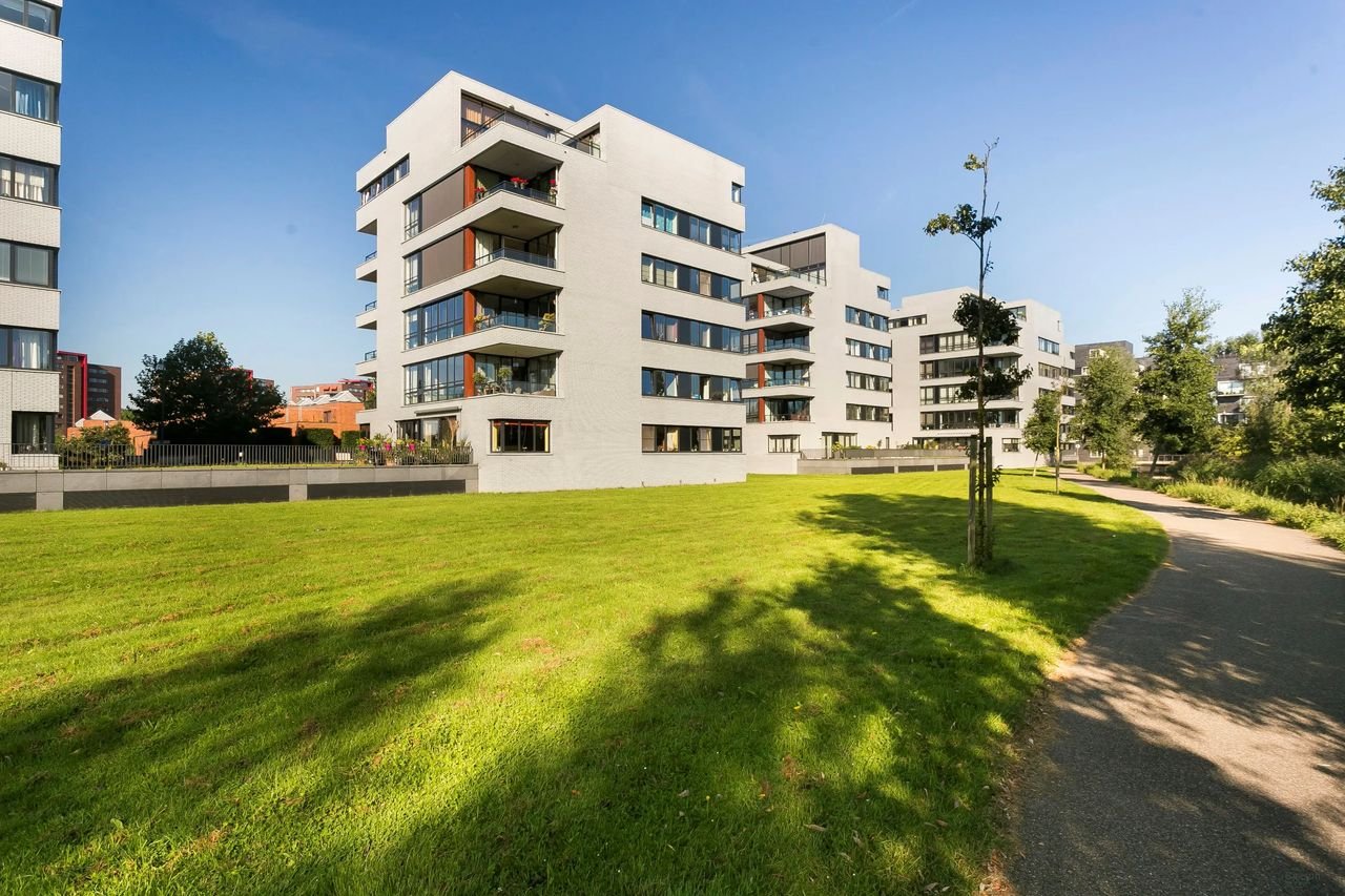 Bright 84m² apartment with roof terrace - Image 2