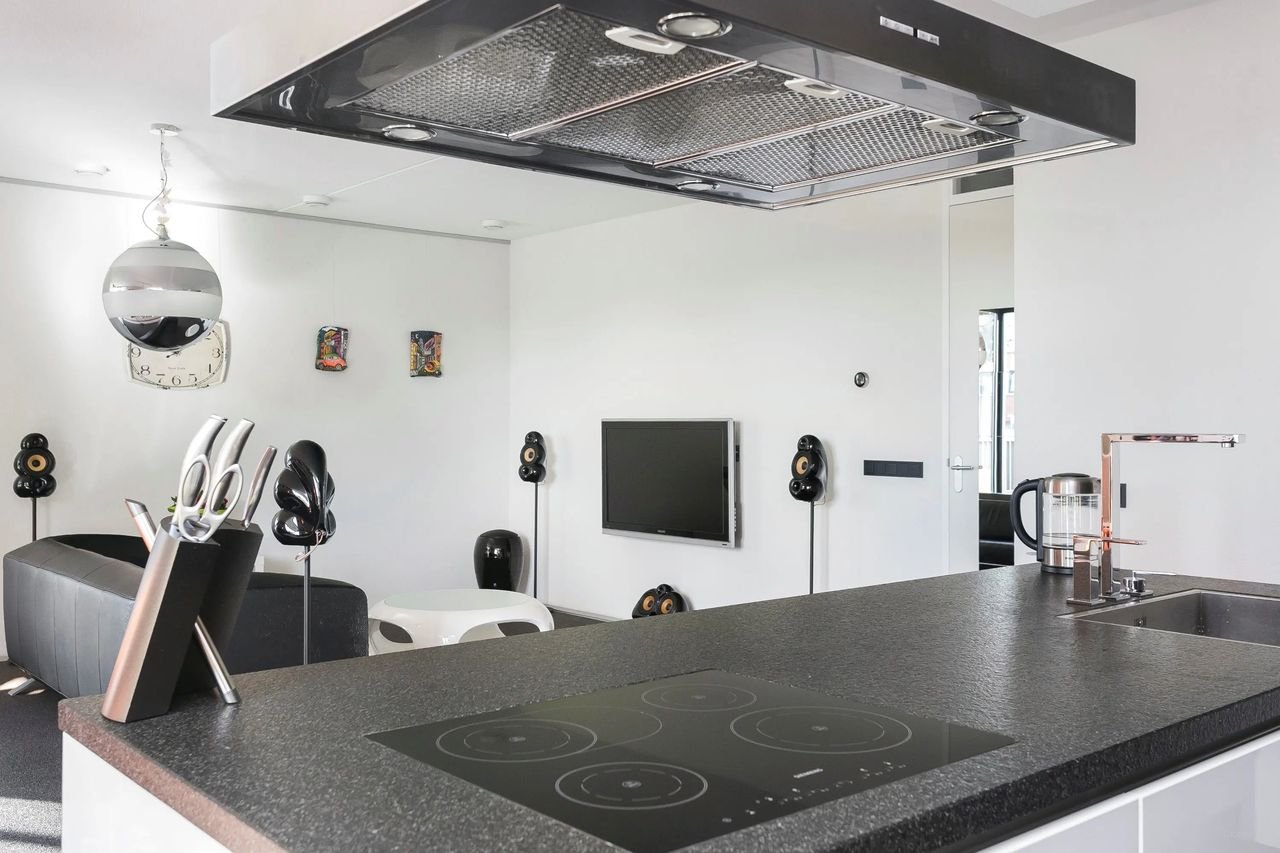 Bright 84m² apartment with roof terrace - Image 8