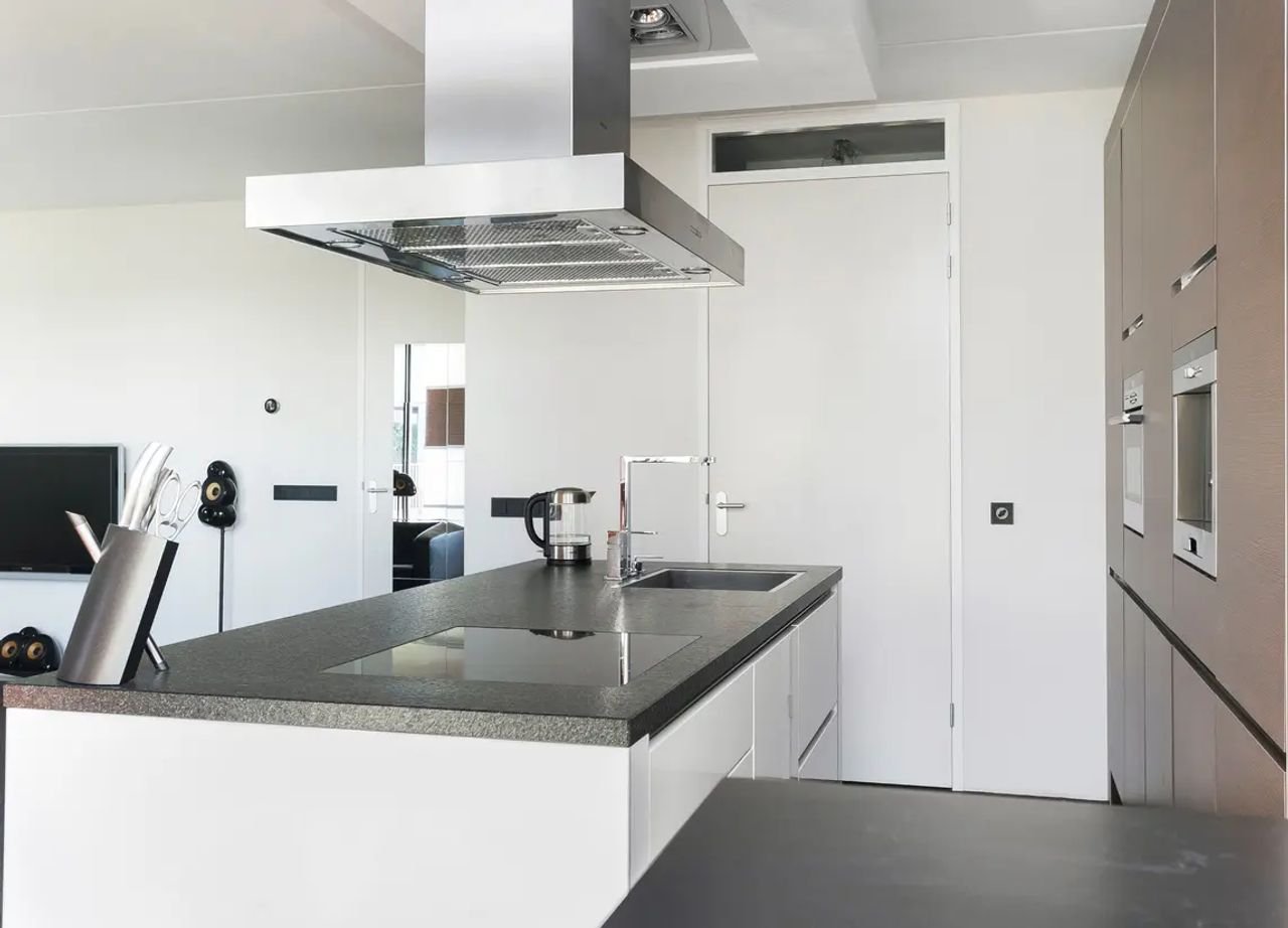 Bright 84m² apartment with roof terrace - Image 5