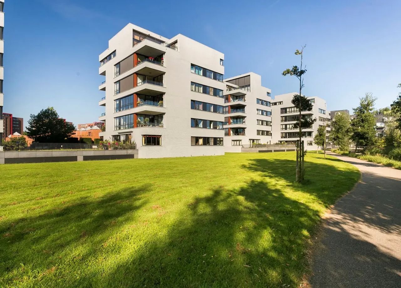 Bright 84m² apartment with roof terrace - Image 1