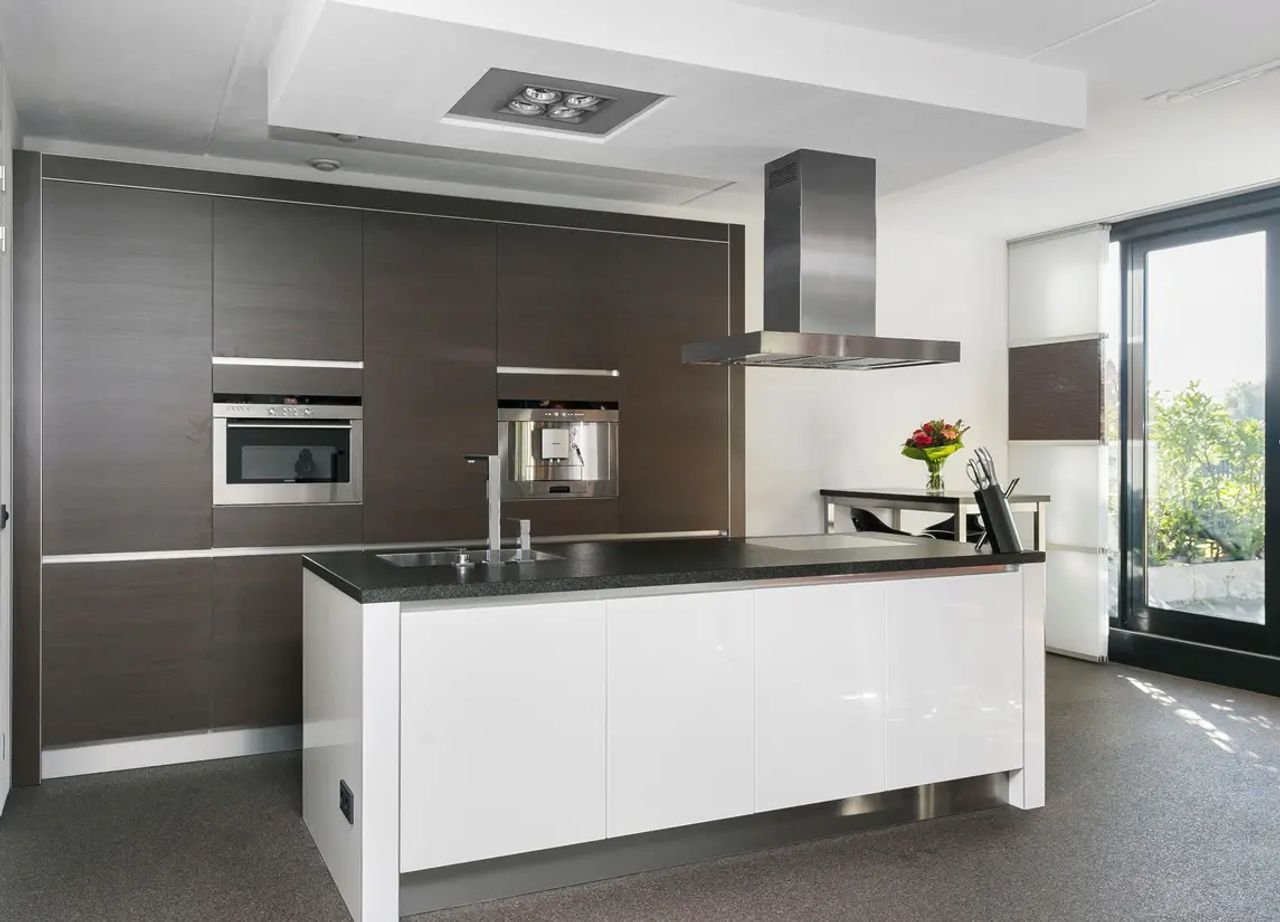 Bright 84m² apartment with roof terrace - Image 10