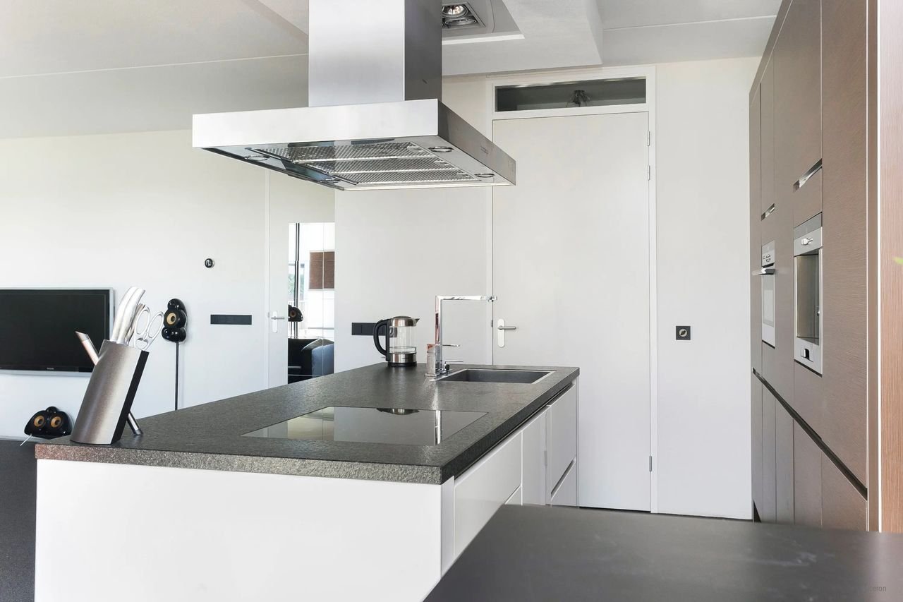 Bright 84m² apartment with roof terrace - Image 6