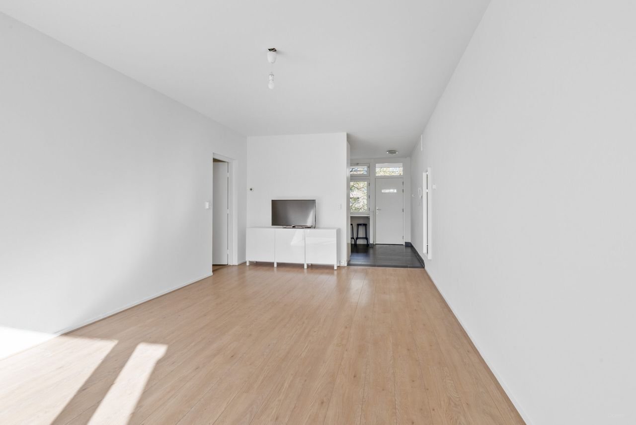 Bright 4-room apartment (93 m²) with south-facing balcony - Image 4