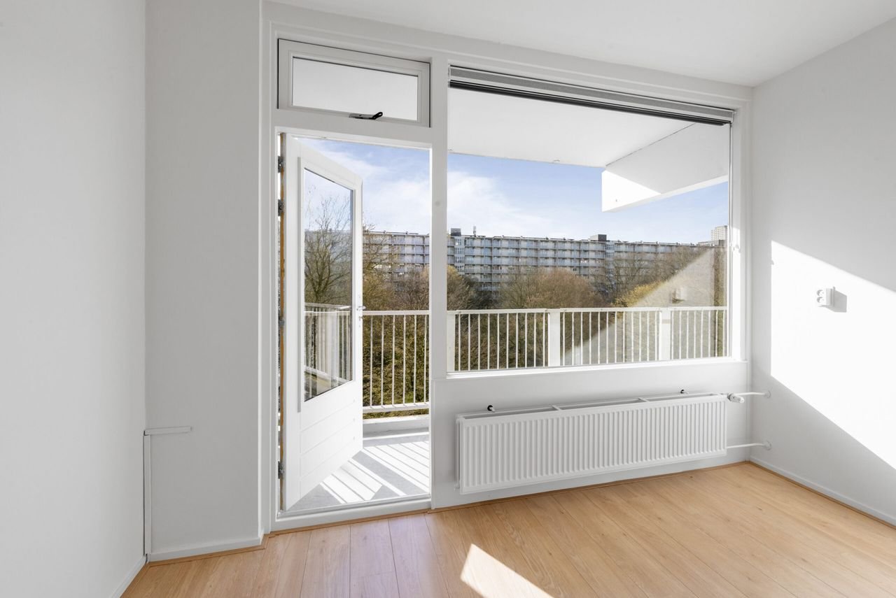 Bright 4-room apartment (93 m²) with south-facing balcony - Image 6