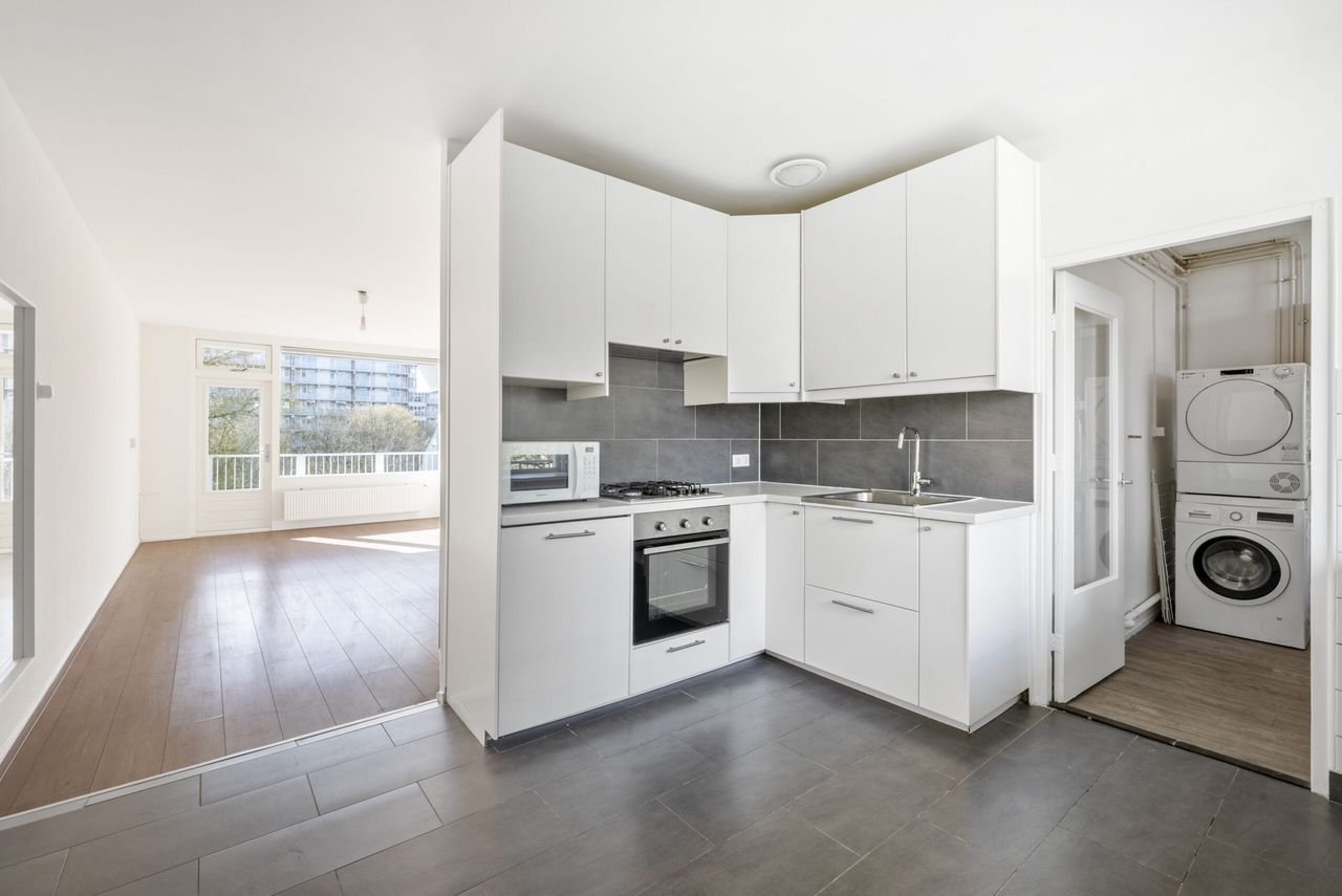 Bright 4-room apartment (93 m²) with south-facing balcony - Image 3