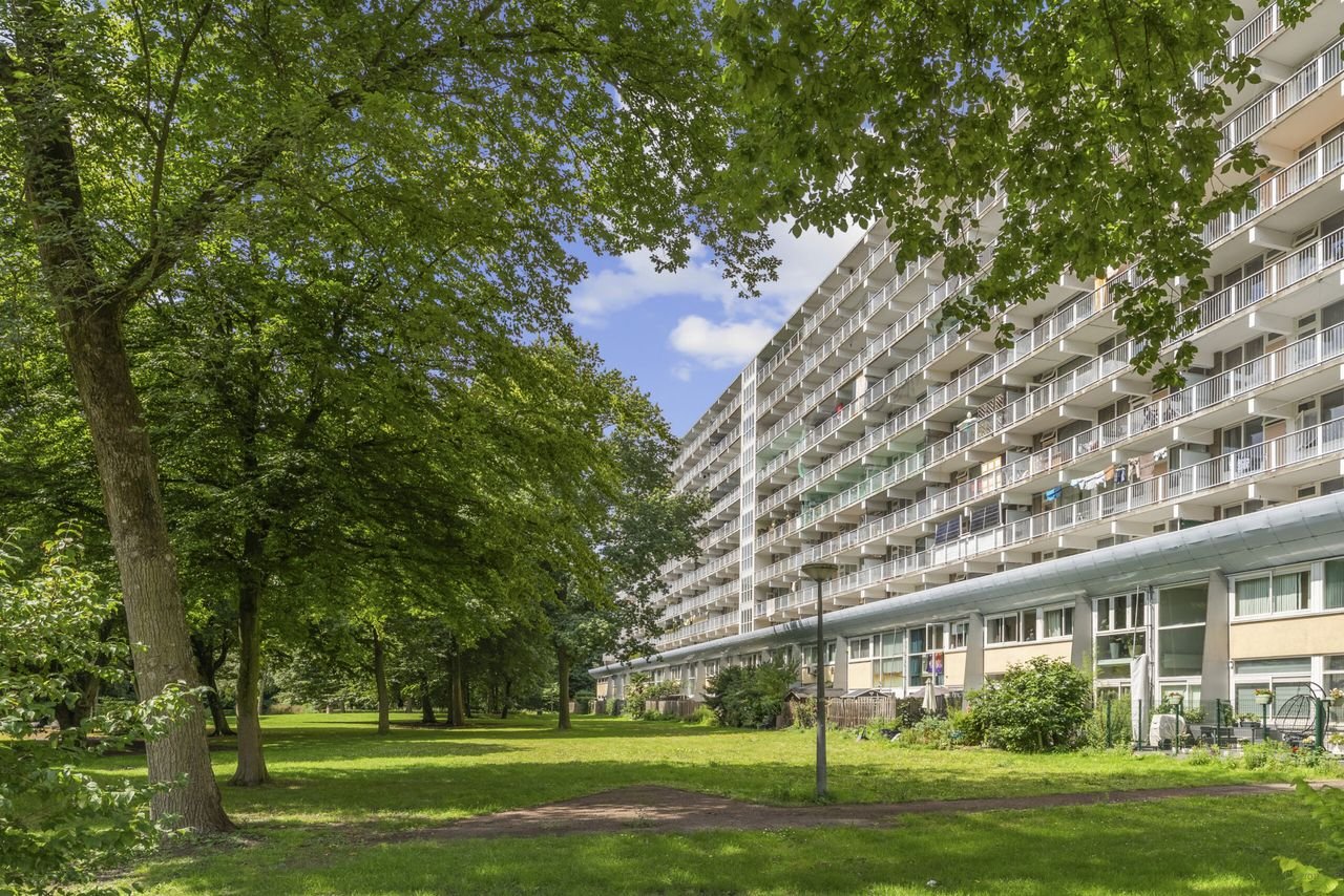 Bright 4-room apartment (93 m²) with south-facing balcony - Image 1