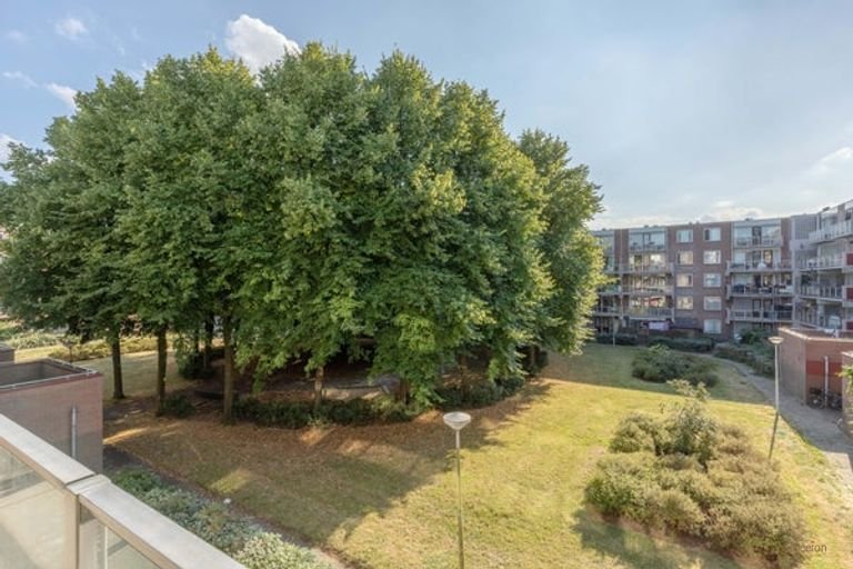 Bright 4-room apartment with balcony - Image 13
