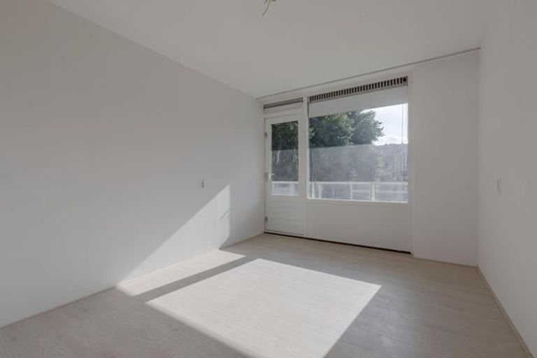Bright 4-room apartment with balcony - Image 8
