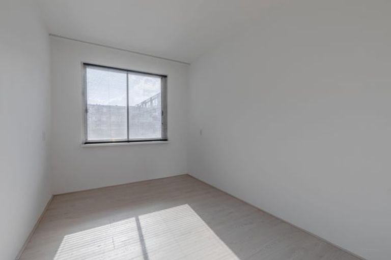 Bright 4-room apartment with balcony - Image 7