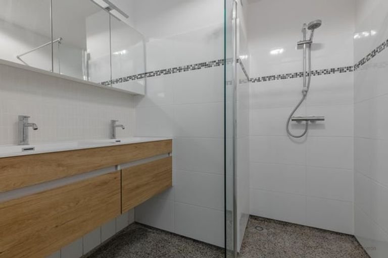 Bright 4-room apartment with balcony - Image 10