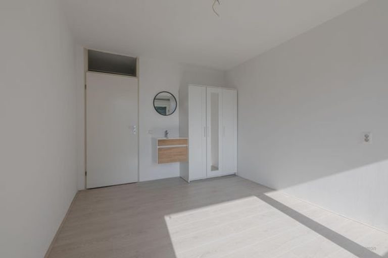 Bright 4-room apartment with balcony - Image 9