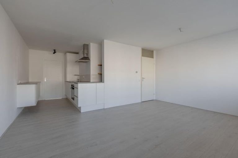 Bright 4-room apartment with balcony - Image 4