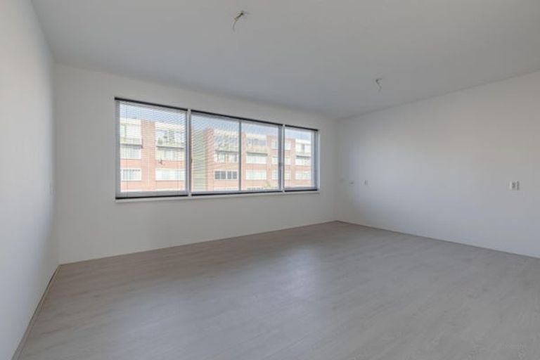 Bright 4-room apartment with balcony - Image 3