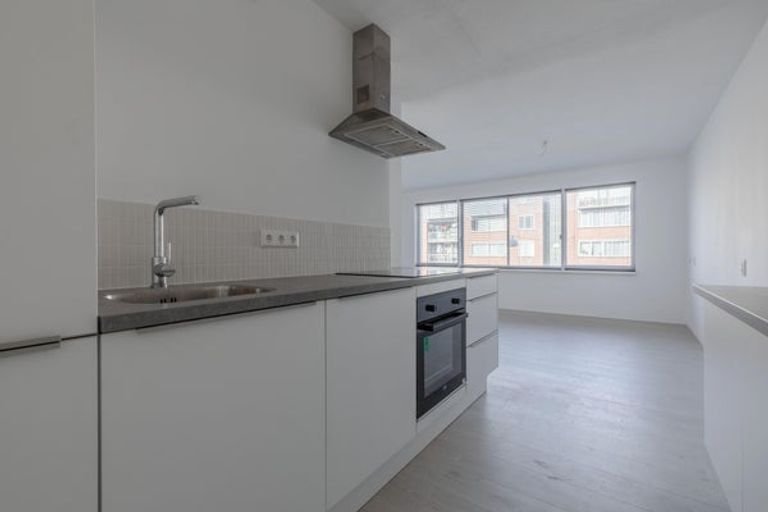 Bright 4-room apartment with balcony - Image 1