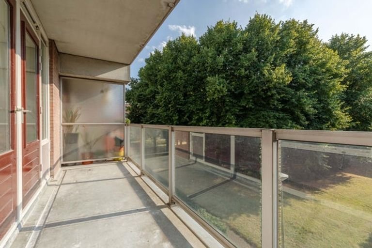 Bright 4-room apartment with balcony - Image 12