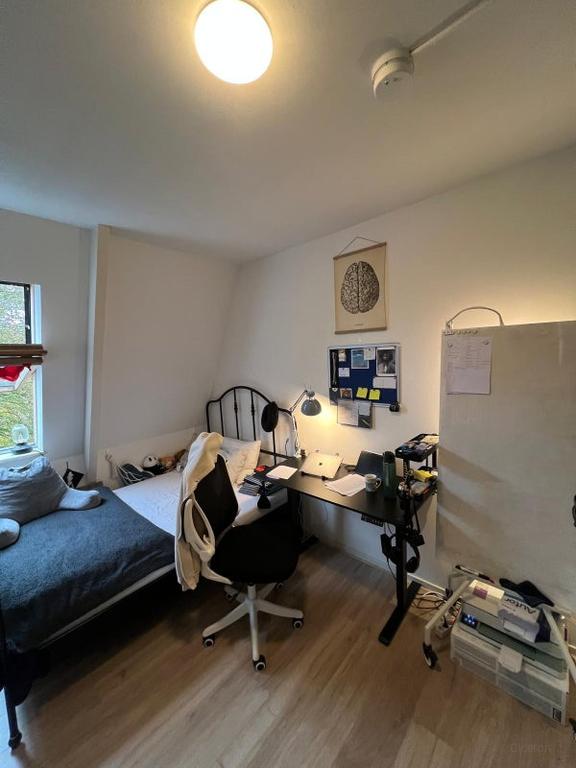 Student Room with Private Kitchen - Image 8