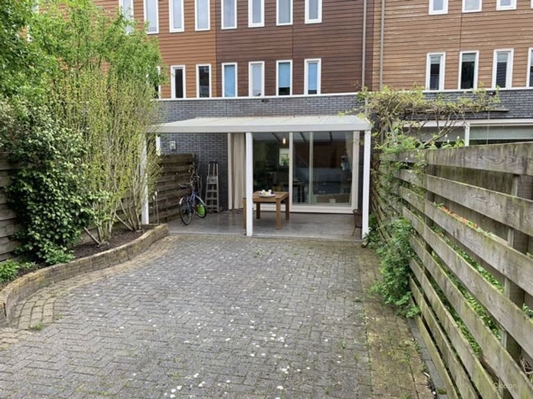Large 44m² studio with private garden in Indische Buurt - Image 7