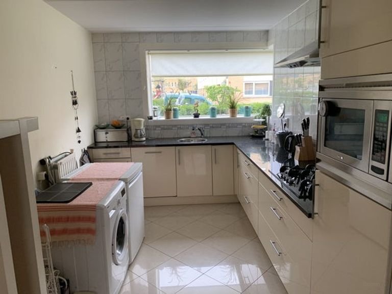 Large 44m² studio with private garden in Indische Buurt - Image 5