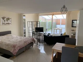 Large 44m² studio with private garden in Indische Buurt