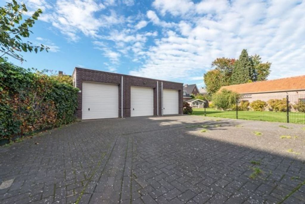 Energy-efficient semi-detached house with garage in Puth - Image 2