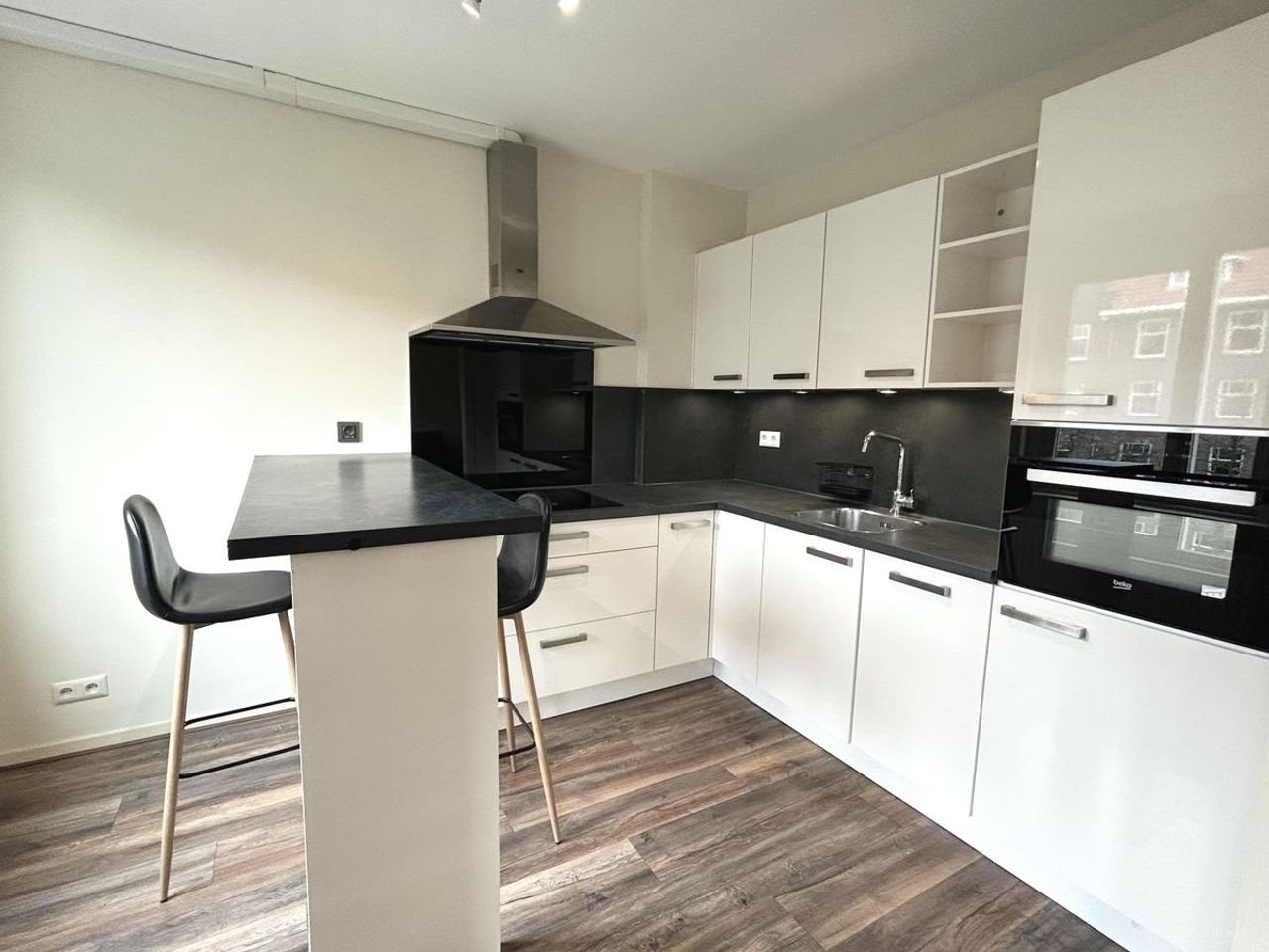 Furnished 2-bedroom apartment in the Hoofddorppleinbuurt - Image 3