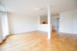 Bright 1-bedroom apartment with terrace in the Museum Quarter - Image 2