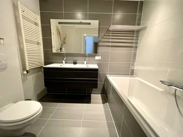 Furnished 2-bedroom ground floor apartment - Image 10