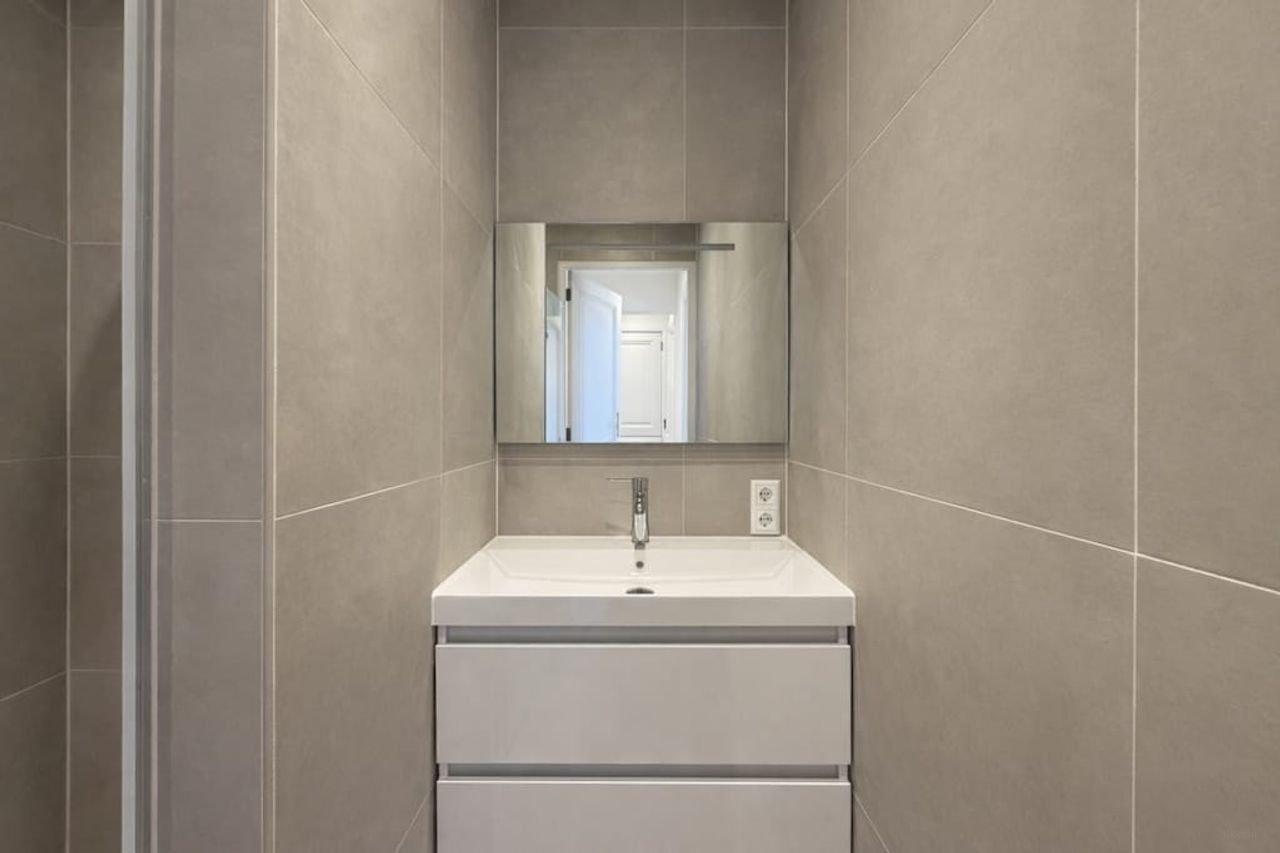 Bright 2-bedroom apartment in South - Image 4