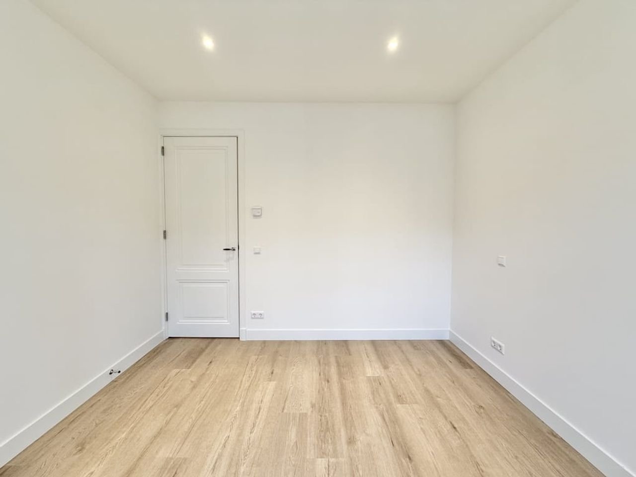 Bright 2-bedroom apartment in South - Image 1