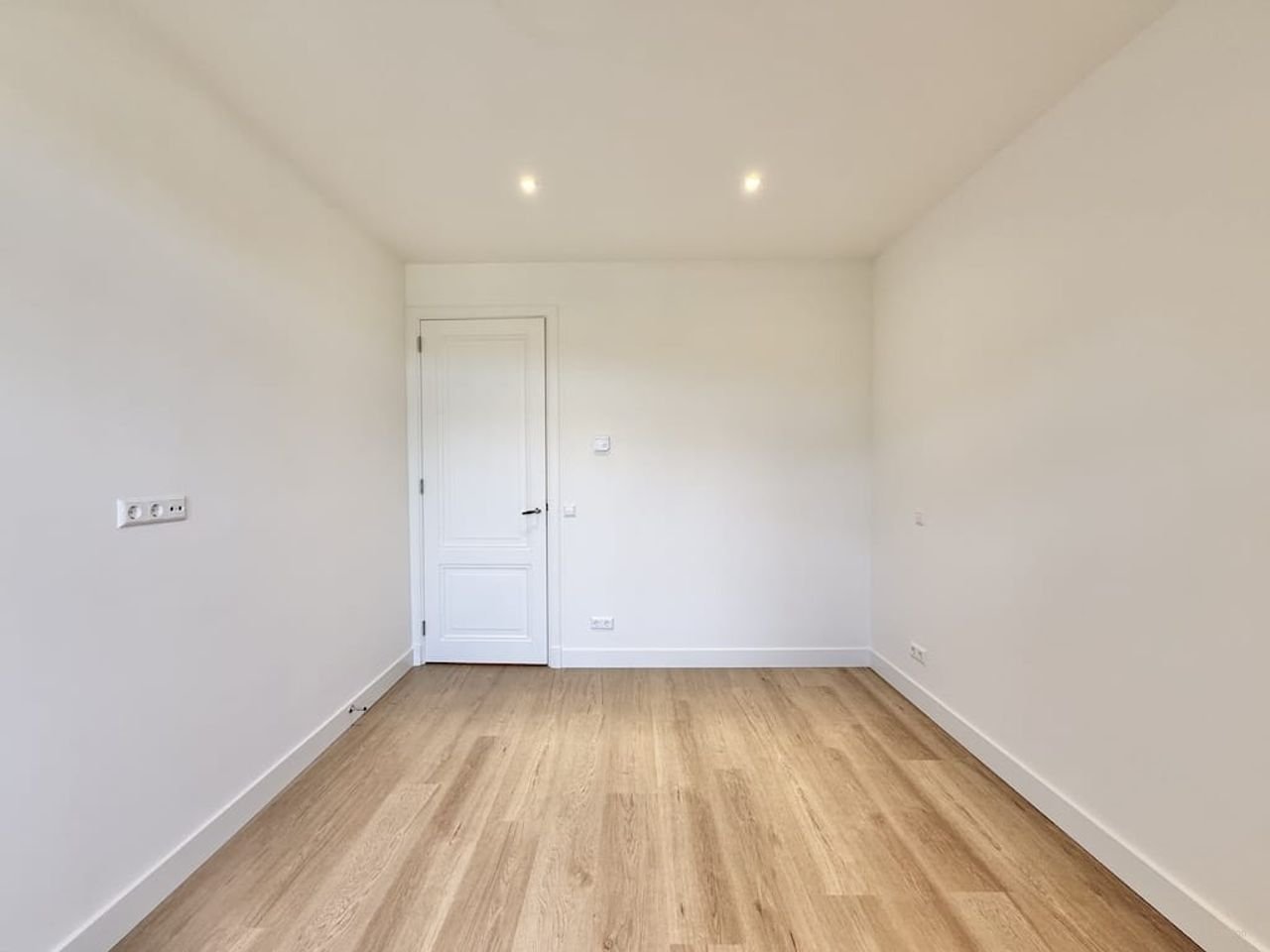 Bright 2-bedroom apartment in South - Image 3