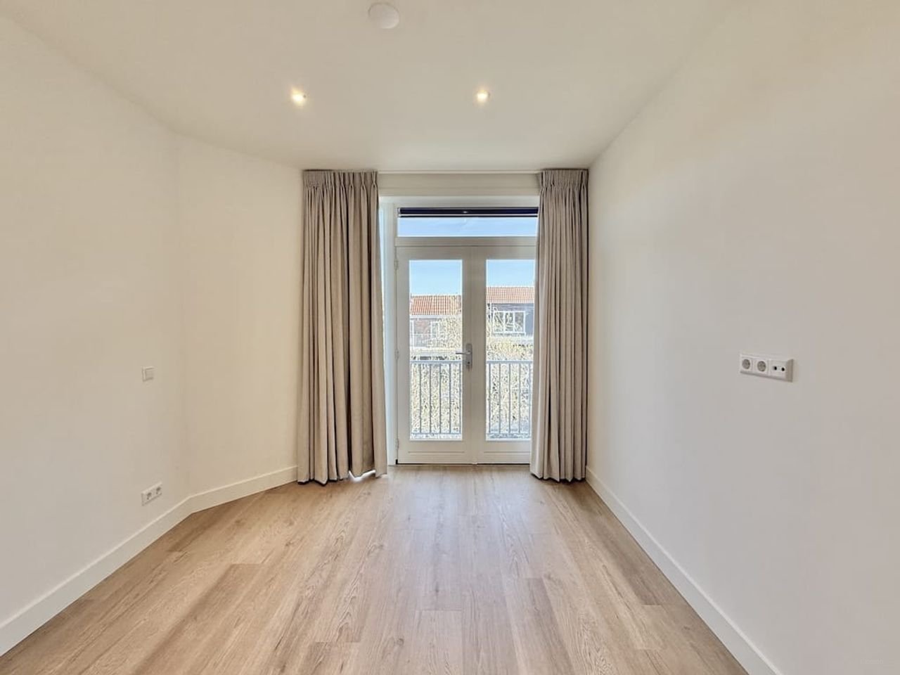 Bright 2-bedroom apartment in South - Image 2