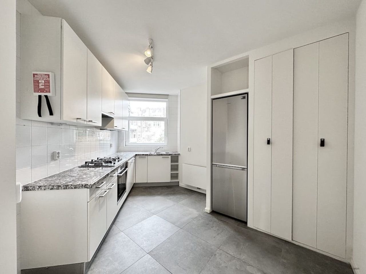 139 m² Apartment with 4 Bedrooms in the Apollo Neighborhood - Image 4