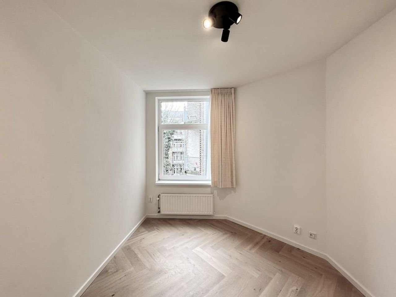 139 m² Apartment with 4 Bedrooms in the Apollo Neighborhood - Image 9