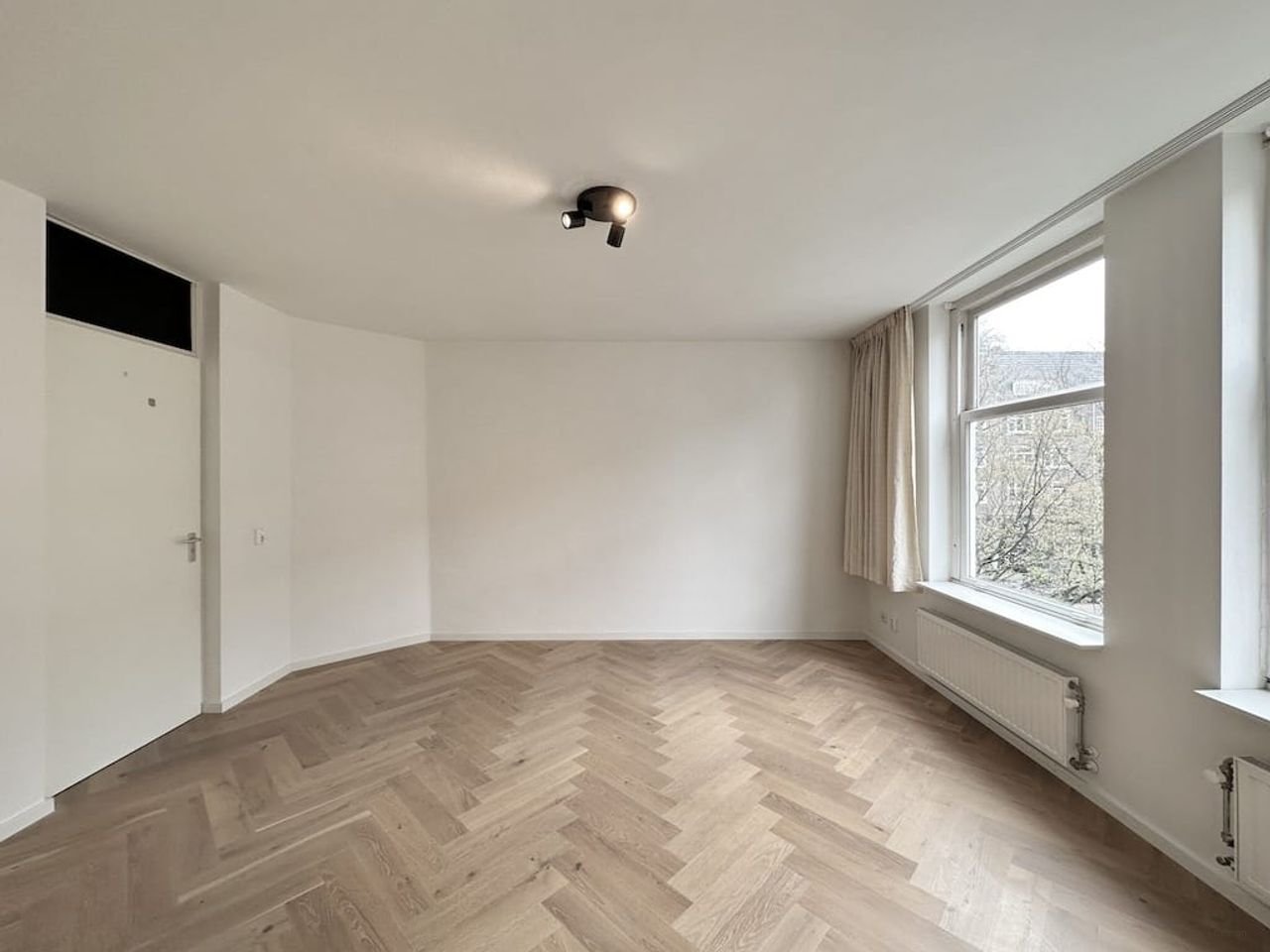 139 m² Apartment with 4 Bedrooms in the Apollo Neighborhood - Image 11